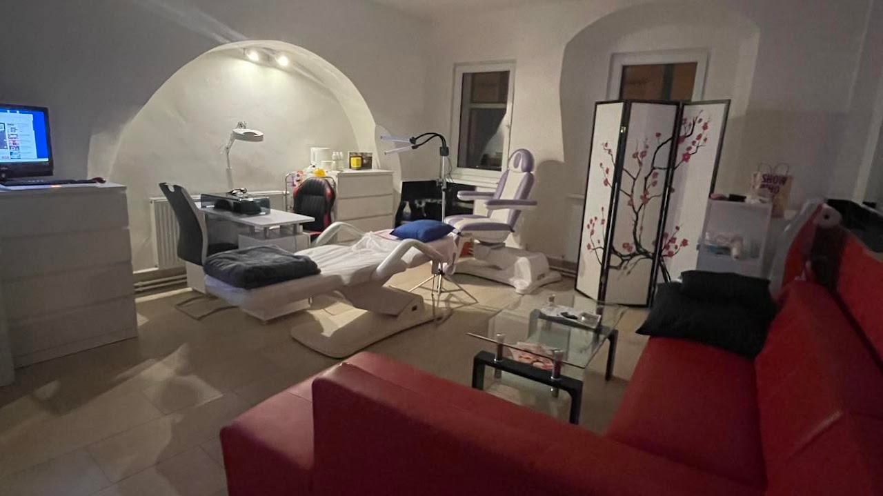Kosmetický salón Chrudim – interiér, ošetřovací lehátko a křeslo