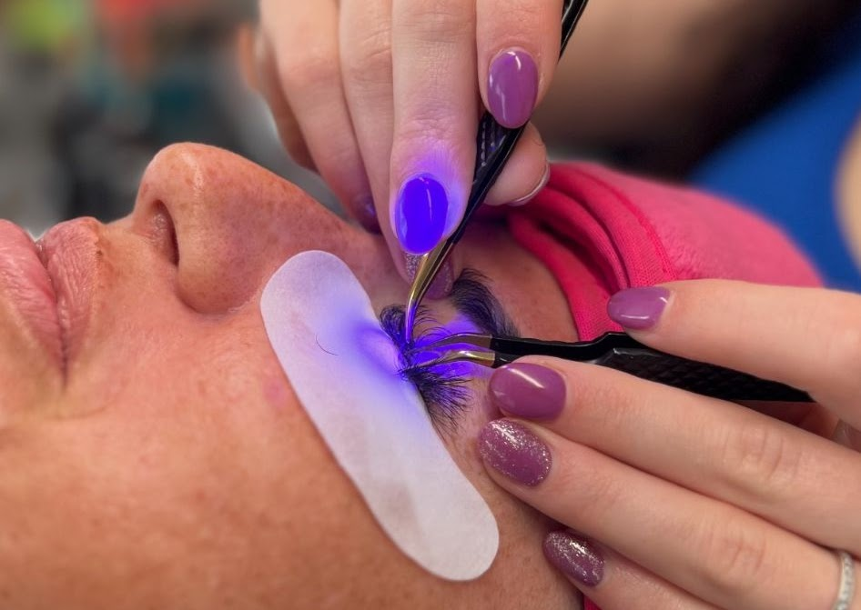 UV záblesk při prodlužování řas – detail aplikace lepidla